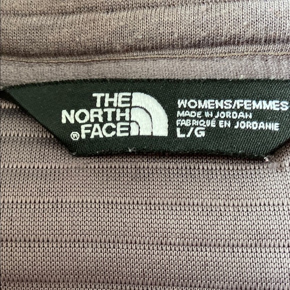 The North Face Gray Utility Jacket with Hood and Fitted Silhouette - Picture 2 of 7